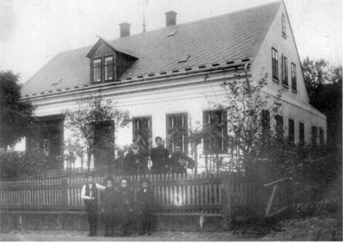 1888, In der Mitte Eltern Porsche, vor dem Zaun links Ferdinand mit den Geschwistern Anna, Hedwig und Oskar.